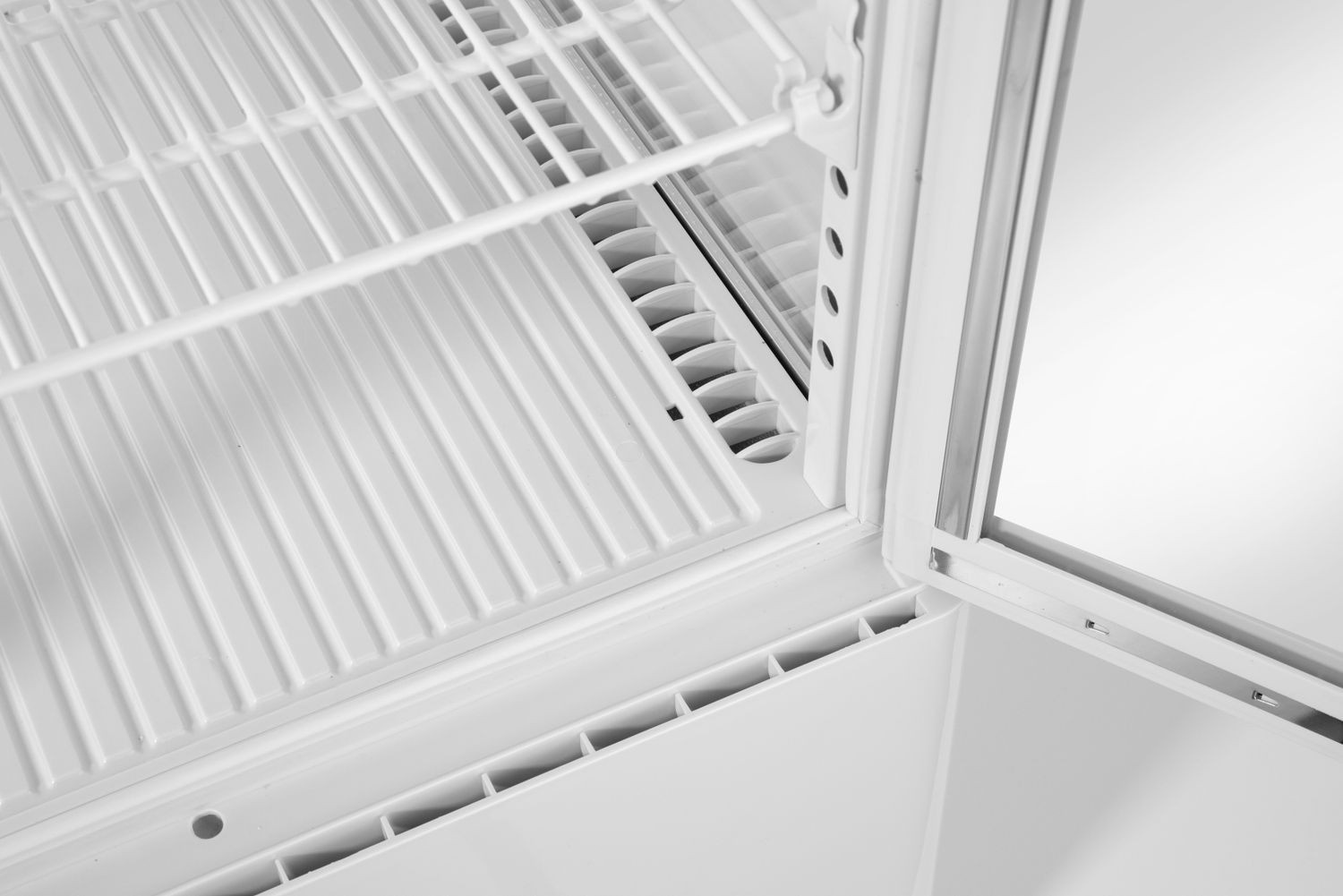 Hűtővitrin 58 l, fehér, LED, automatikus leolvasztás, 45,2x40,6x81,6 cm | HENDI 233610