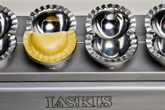 Pierognyomó, kézi 6 állású, 3/4 mély pierogkészítő | LASKUS 099D1C