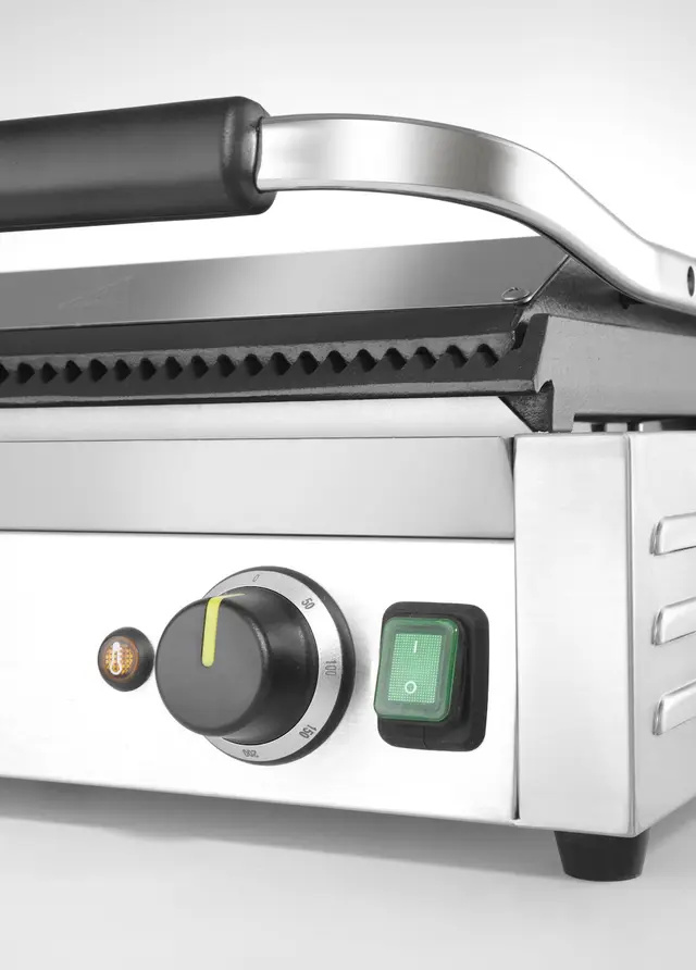 Kontakt panini grill XL, bordázott sütőlapok, 2,7 kW | HENDI 263624