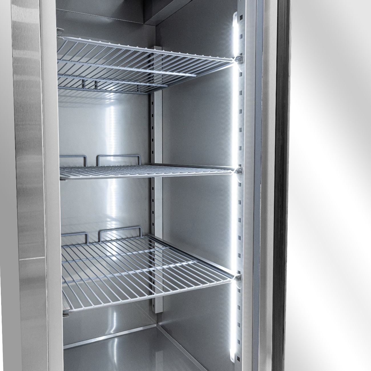 Hűtőszekrény 1 ajtós GN 2/1 üvegajtós 685 l, rozsdamentes acélból | FORGAST FG07174