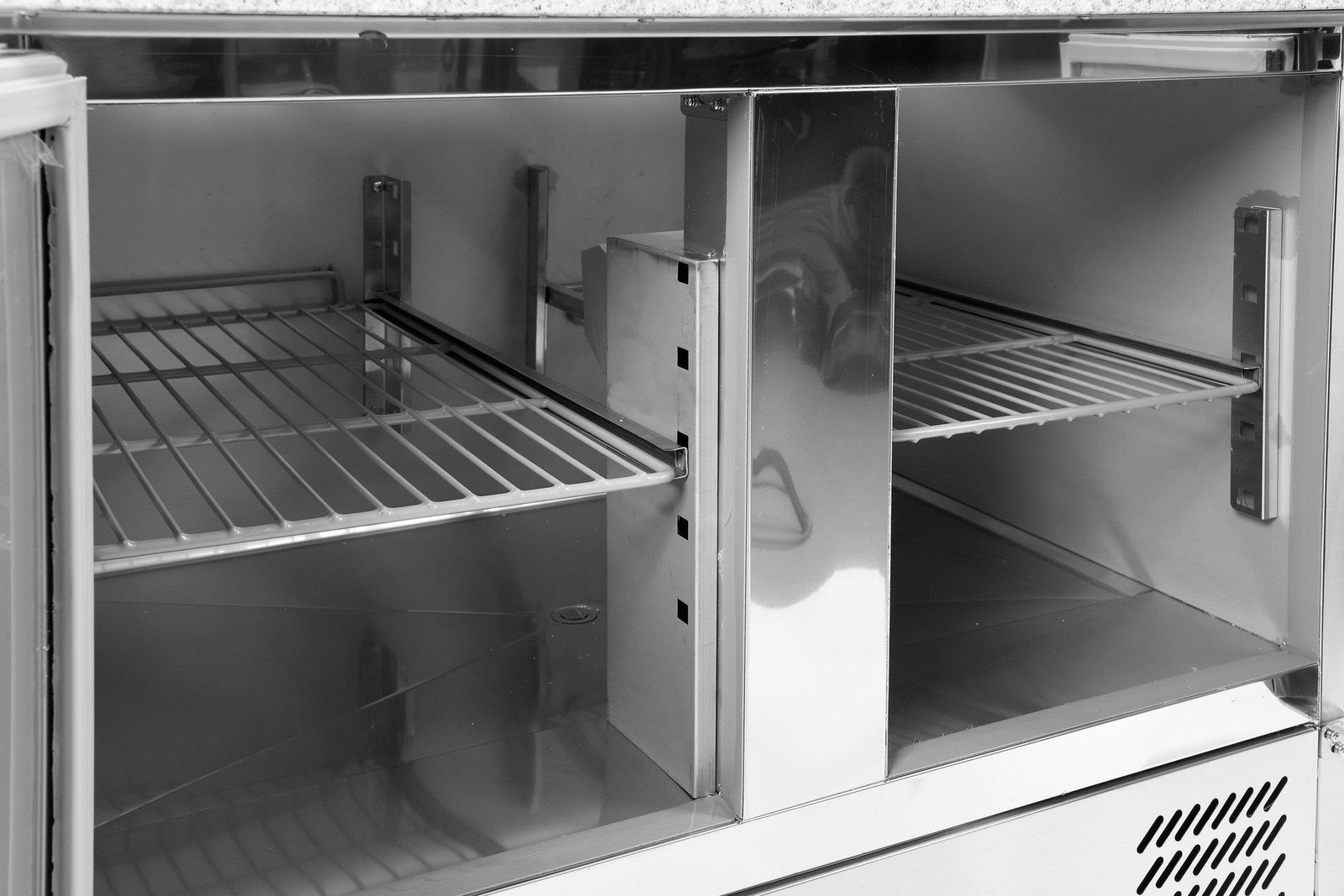 Hűtött pizzasütő asztal 2 ajtóval, felépítménnyel | YATO YG-05275