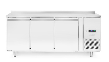 Hűtőasztal 3 ajtós, 179,5x70x85 cm, -2 és +8°C között, 2 kWh/nap | HENDI 232057